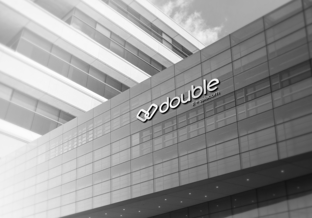 Equipe da Double trabalhando em soluções tecnológicas